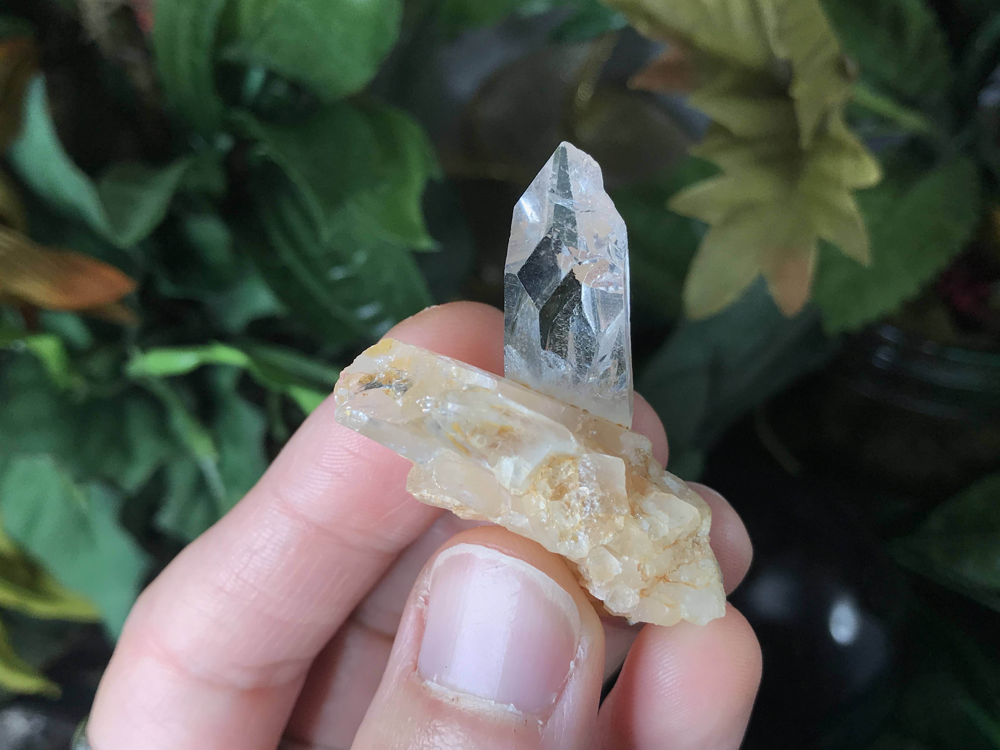 Colombian Quartz! Lil bubs with excellent clarity! DT, Rainbows, inclusions!